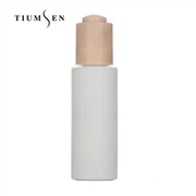 Стъклена бутилка с капкомер близо до мен